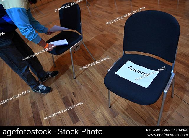 06 January 2022, Bavaria, Oberammergau: A text booklet is placed on the still empty chair by the apostle actor during the reading rehearsal for the 42nd Passion...