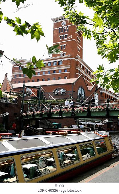 England, West Midlands, Birmingham, Summer time at Brindleyplace. Brindleyplace is a large mixed-use canalside development that is named after the 18th century...