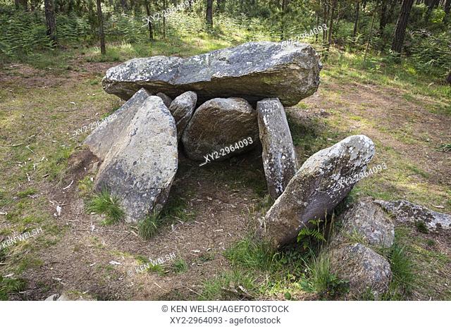 near Malpica de Bergantiños, La Coruna Province, Galicia, Spain. Pedra de Arca dolmen. This megalithic burial chamber is dated from between 3500 and 2700 BC