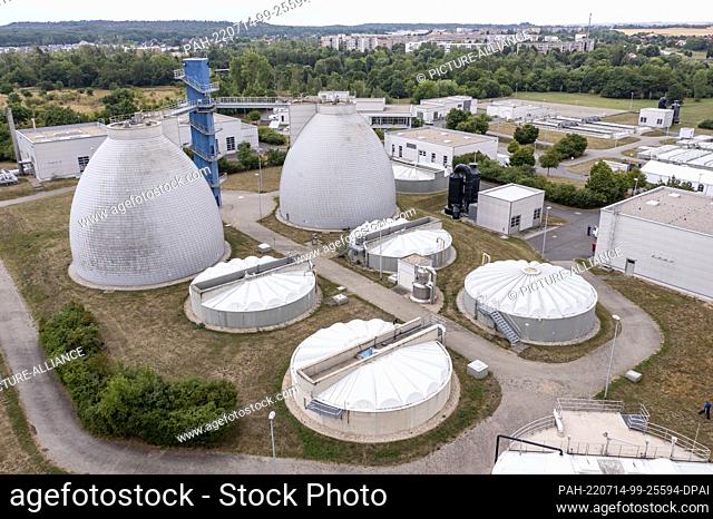 14 July 2022, Saxony-Anhalt, Halle: View of the Halle-Nord wastewater treatment plant operated by Hallesche Wasser und Stadtwirtschaft (HWS) with its...