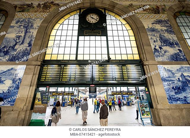 Sao Bento Railway Station, concourse with Azulojos tiles, Porto, District of Porto, Portugal, Europe