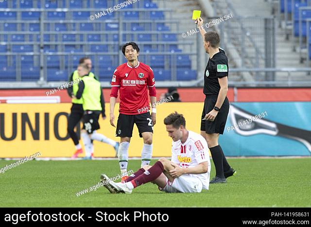 referee Thorben SIEWER shows Sei MUROYA (H) after foul on Andreas ALBERS (R) the yellow card, Soccer 2nd Bundesliga, 30th matchday