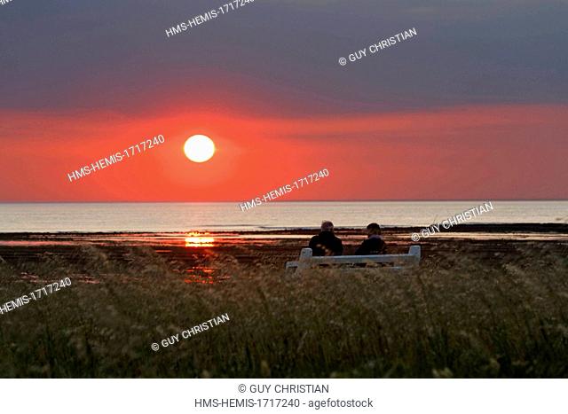 France, Charente-Maritime, ile d'Oleron, Oleron island, elderly people on a bench at sunset, Chassiron