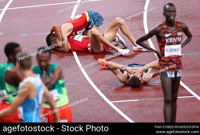 02 August 2021, Japan, Tokio: Athletics: Olympics, 3000m steeplechase, men, final, at the Olympic Stadium. Soufiane El Bakkali (below) of Morocco cheers with...