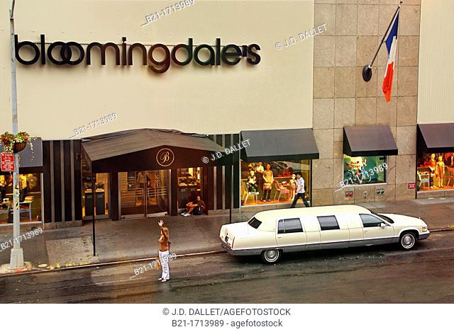 USA, New York, Limousine in front of Bloomingdale's