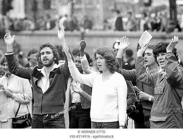 GROSSBRITANNIEN, LONDON, 02.06.1979, Seventies, black and white photo, people on a peace demonstration, men, aged 25 to 30 years, women, aged 20 to 35 years