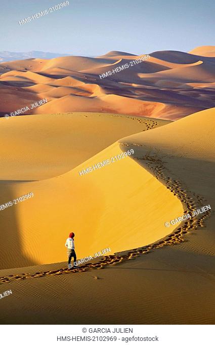United Arab Emirates, Abu Dhabi, Liwa Oasis, Moreeb Hill, Tal Mireb, woman in the sand dunes of the Rub Al Khali desert (Empty Quarter)
