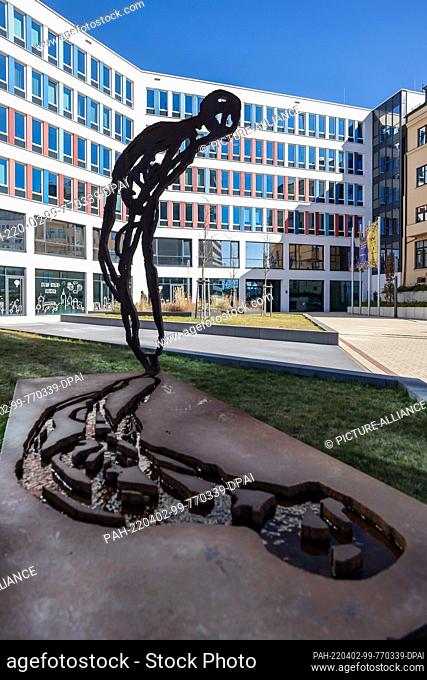 22 March 2022, Saxony, Chemnitz: The sculpture ""Relic of Man"" by artist Michael Morgner stands in front of the Technical City Hall