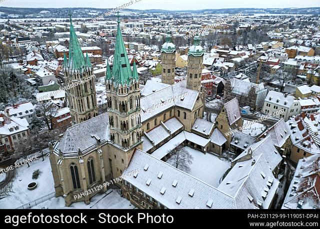 29 November 2023, Saxony-Anhalt, Naumburg (Saale): Snow covers the historic cathedral in Naumburg. After heated discussions