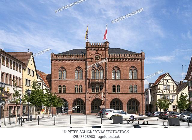 Marktplatz und das neogotische Rathaus in Tauberbischofsheim, Main-Tauber-Kreis, Baden-Württemberg, Deutschland | market square with the neo gothic Town hall in...
