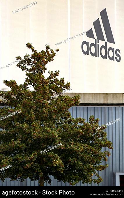 Adidas AG is one of the largest international manufacturers of sporting goods with its headquarters in Herzogenaurach. (Symbol picture