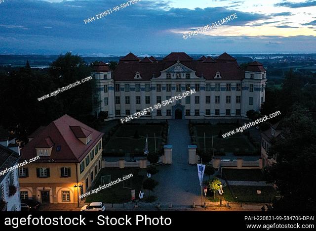 31 August 2022, Baden-Wuerttemberg, Tettnang: The new castle next to the city hall is no longer illuminated during the Blue Hour. Around 8:30 p.m