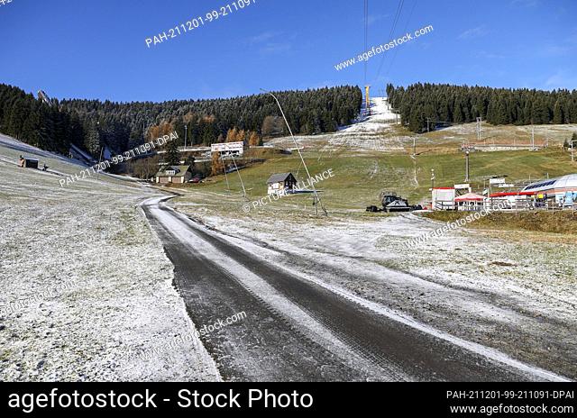 23 November 2021, Saxony, Oberwiesenthal: View of the still green ski slope on the Fichtelberg. Saxony's lift operators are anxiously looking ahead to the...