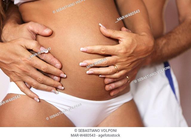 mani di una coppia con donna incinta