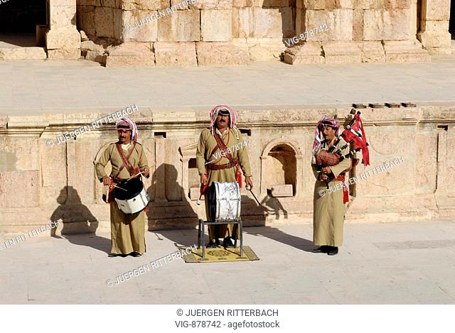 traditional musician with bagpipe in South theater in Ruins of Jerash, Roman Decapolis city, dating from 39 to 76 AD, Jordan, Arabia - JERASH, JORDANIEN
