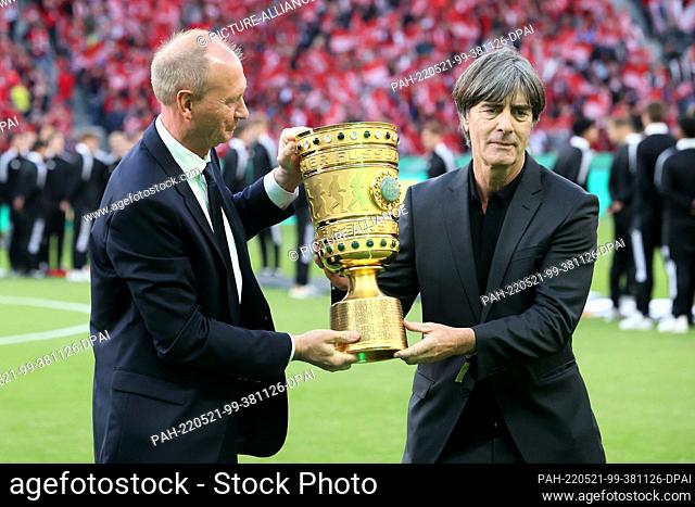21 May 2022, Berlin: Soccer: DFB Cup, SC Freiburg - RB Leipzig, Final, Olympiastadion. Former German national coach Joachim Löw and Leipzig representative Perry...
