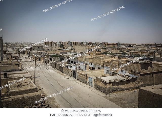 A general view of Al Sinaa, eastern Raqqa, Syria, 05 July 2017. Raqqa is the capital of IS in Syria Photo: Morukc Umnaber/dpa. - Raqqa/Syria