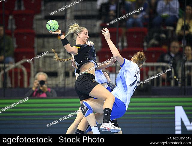 Mia SHOCK l. (GER) versus Irina KORNEEVA (RUS), action, duels, handball day, women's Laenderspiel, friendly game, Germany (GER) - Russia (RUS) 28:27, on 07