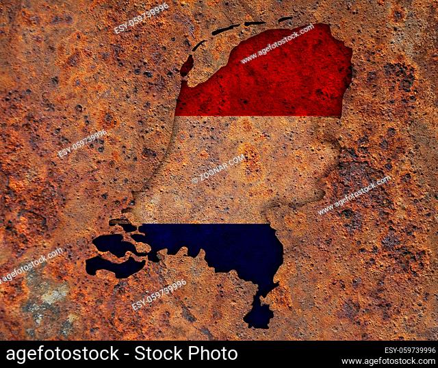 Karte und Fahne der Niederlande auf rostigem Metall - Map and flag of the Netherlands on rusty metal