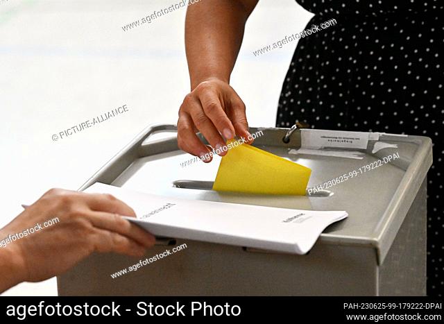 25 June 2023, Thuringia, Sonneberg: A woman votes at the polling station in the Meng-Hämm Arena for the runoff election of the district administrator in...