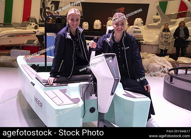 The twins Nina and Julia MEISE, ""Ratiopharm twins"", present the Mercury E-Avator outboard, a premiere in Duesseldorf, Messe Boot 2023 in Duesseldorf from...