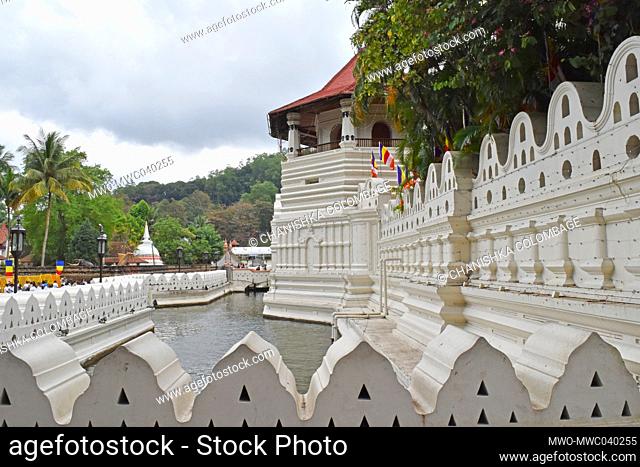 Sri Daladamaligawa Kandy. Temple of the Sacred Tooth Relic; commonly known as the ????? ???? ???????, is a Buddhist temple in Kandy, Sri Lanka