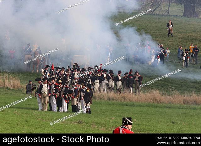 07 October 2022, Thuringia, Cospeda: Performers in period uniforms act out an event marking the 216th anniversary of the Prussian-French Battle of Jena on the...