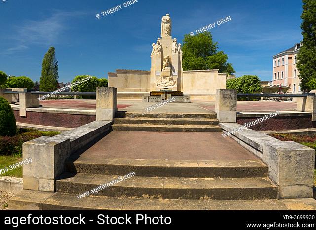 France, Cher (18), Vierzon, square Lucien Beaufrère designed by Eugène-Henry Karcher and listed as historical monuments, deads war memorials