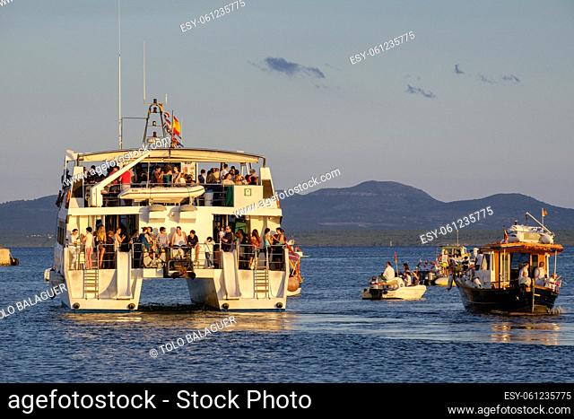 enbarcaciones en la procesión de los pescadores portando la imagen de Sant Pere, Port d'Alcúdia , Mallorca, balearic islands, Spain