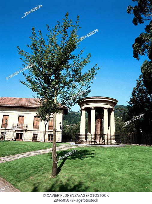 Old tree of Gernika, Casa de Juntas (Meeting house), Gernika. Biscay, Euskadi, Spain