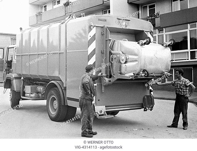 DEUTSCHLAND, BOTTROP, 30.09.1971, Seventies, black and white photo, environment, garbage disposal, dustcart, two waste collectors empty a refuse container