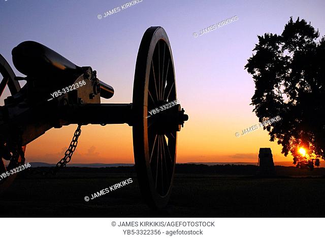 The sun sets on a Union Cannon in Gettysburg National Battlefield