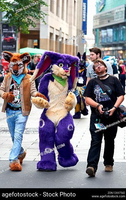als Tiere verkleidete Cosplayer laufen durch die Innenstadt von Leipzig