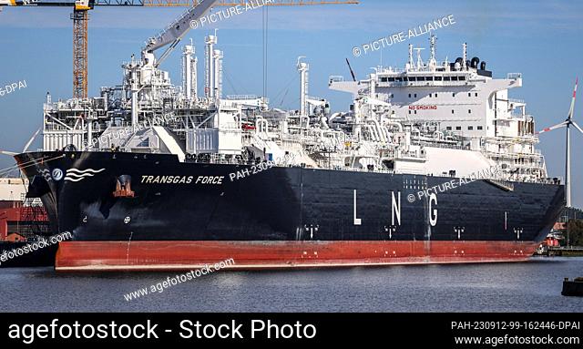 05 September 2023, Bremen, Bremerhaven: The LNG terminal vessel Transgas Force is moored in Kaiserhafen Drei at the Lloyd shipyard in Bremerhaven