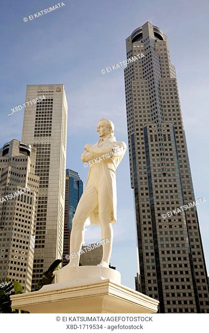 Statue commemorating Sir Thomas Stamford Raffles in the Colonial District, Singapore