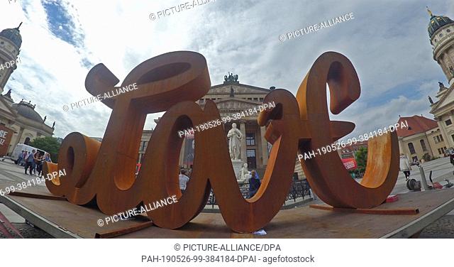 26 May 2019, Berlin: The sculpture ""LOVE HATE"" by Mia Florentine Weiss is on the Gendarmenmarkt. There, supporters of the European initiative ""Pulse of...