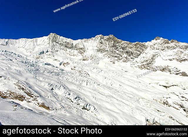Die schneebedeckten Mischabelhörner mit den Gipfeln Täschhorn, Dom und Lenzspitze über dem Feegletscher, Gipfel Saas-Fee, Wallis
