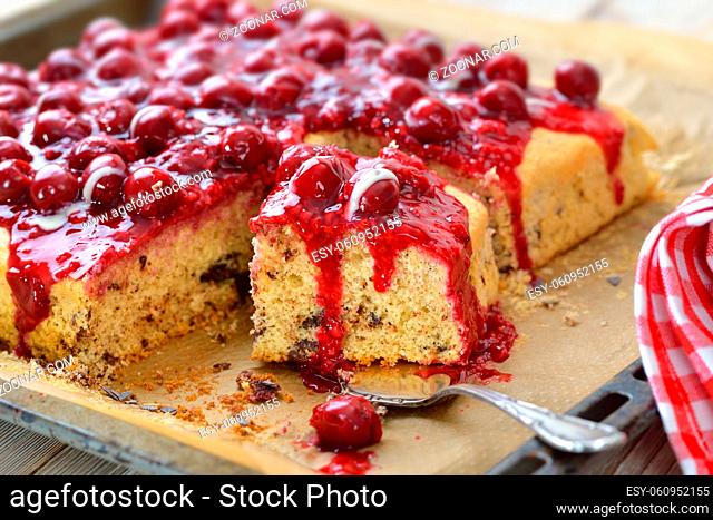Fruchtiger Stracciatella-Kuchen mit roter Beeren-Grütze und Kirschen - Stracciatella cake covered with red fruit jelly and cherries