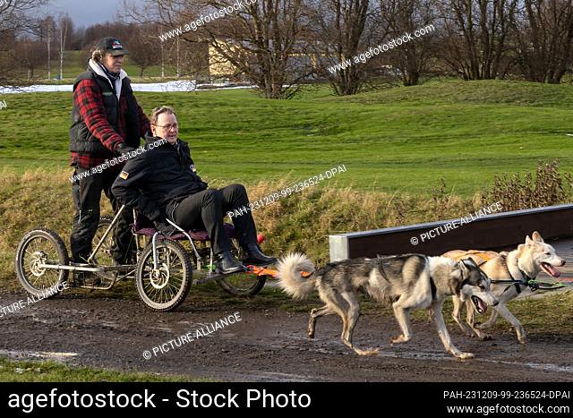 09 December 2023, Thuringia, Drei Gleichen: Bodo Ramelow (Left Party), Thuringia's Minister President, drives over part of the course on snow-free ground with...