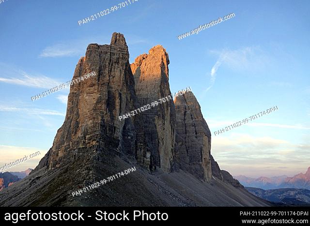 05 October 2021, Italy, Sexten: The Three Peaks (Italian: Tre Cime di Lavaredo) in the Sesto Dolomites in the sunshine. Photo: Alexandra Schuler/dpa