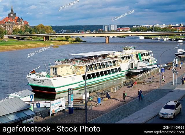Ausflugsschiff im Hafen der Stadt Dresden an der Elbe