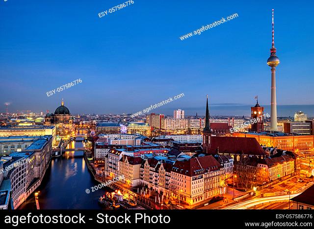 Das Herz von Berlin mit dem berühmten Fernsehturm bei Nacht