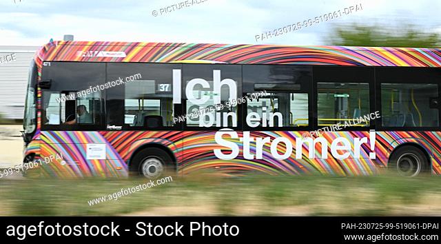 PRODUCTION - 21 July 2023, Hesse, Frankfurt/Main: An e-bus of line 37 with the inscription ""Ich bin ein Stromer"" (I am an electrician) departs from a bus stop...
