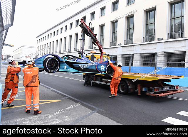 The tow truck takes away the car of Oliver Turvey (gbr) NIO 333 FE Team during the fourth race of the 2022 Formula E. Rome (Italy), 09 April 2022