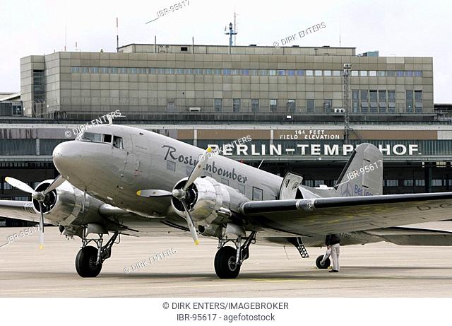 Rosinenbomber in front of Airport Berlin Tempelhof |