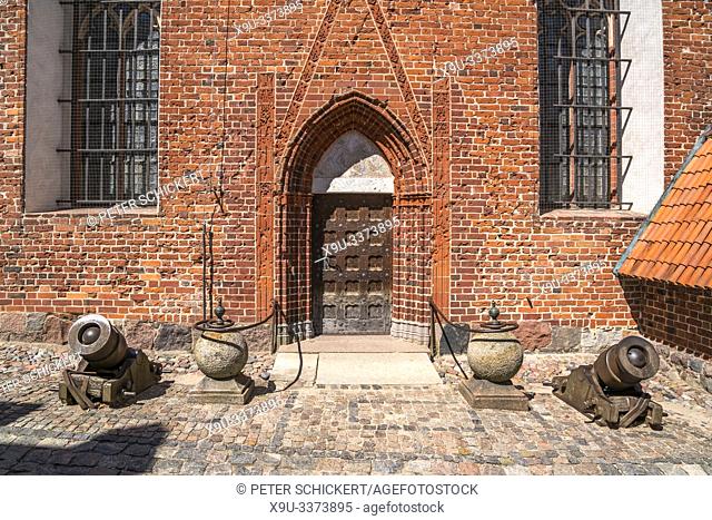 Tor mit Kanonen in der Marienburg, mittelalterliche Ordensburg des Deutschen Ordens in Malbork, Polen, Europa | Door with cannon at the Castle of the Teutonic...