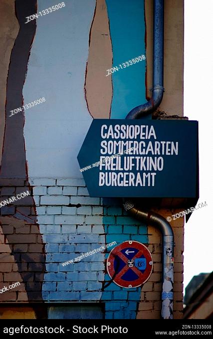 Das Schild des Nachtclubs Cassiopeia im Berliner Szeneviertel Friedrichshain
