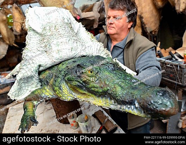 16 November 2022, Brandenburg, Trebus: Thomas Winkler, taxidermist, removes a silicone mold from a replica of a Nile crocodile
