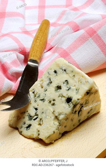 Roquefort / knife, blue mould cheese