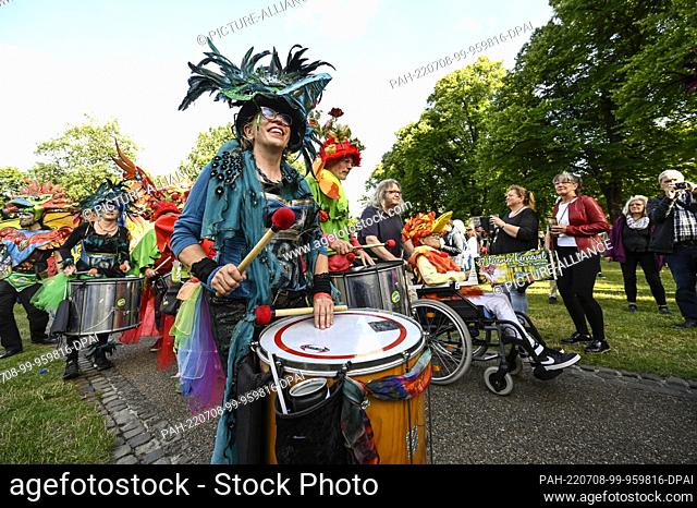 08 July 2022, Bremen: People in colorful costumes join in the 37th Bremen Samba Carnival. The summer carnival takes place in the Bremen Wallanlagen around the...